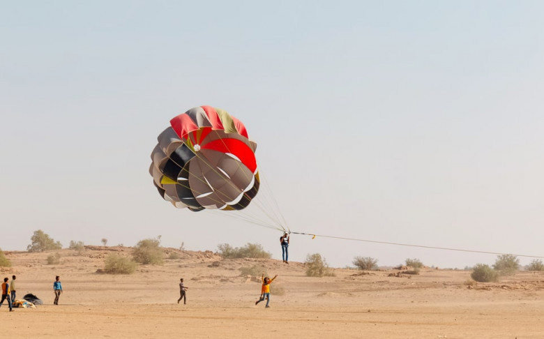 Parasailing in Jaisalmer | Meotrips