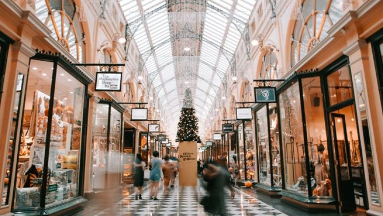 How to Decorate Your Store for the Holidays – And Attract More Customers