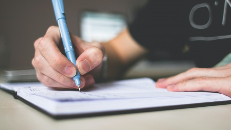 How to write an introduction in college application essay ?