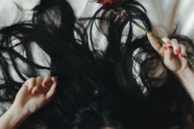 The use and benefits of castor oil in hair beauty