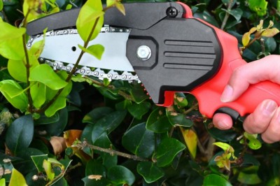 How to choose the right chainsaw for your yard