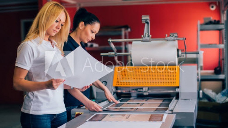 Does Anybody familiar with distinction among Digital and Offset Printing?