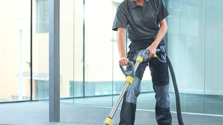 What are the advantages of hiring professional carpet cleaning services?