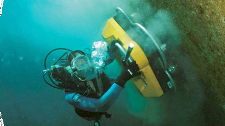 Hull cleaning service