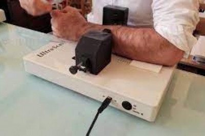 Ultrasound energy is transmitted through the body to determine bone properties by using a bone sonometer