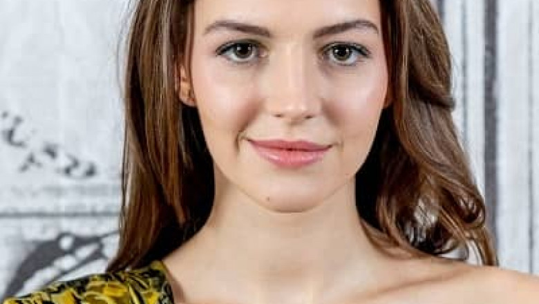 Ella Hunt Bio