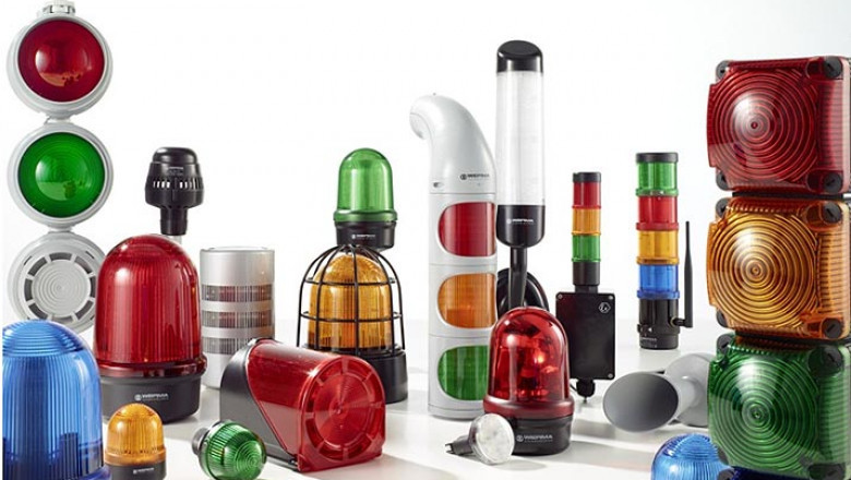 Signalling devices detect and warn about weaknesses in systems via electronic devices