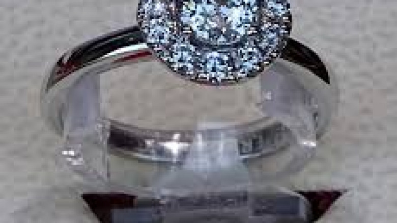 Oval ThreeStone Diamond EngagementRing