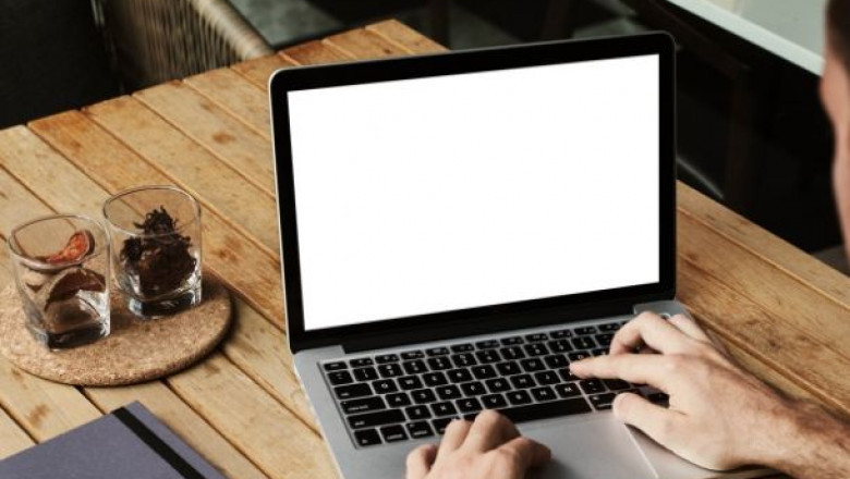 How are MacBook Rentals Helpful During Business Trips?