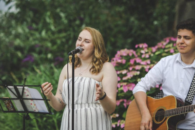 Live Wedding Singers are available for hire.