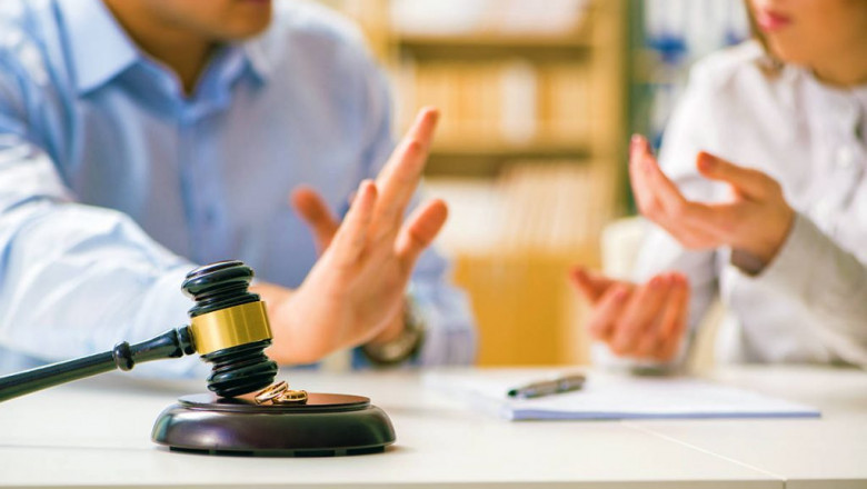 What are the benefits and drawbacks of a collaborative divorce?