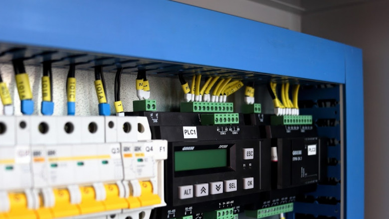 What is a PLC (Programmable Logic Controller)? Advantages of PLC