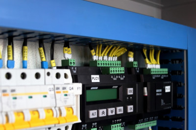 What is a PLC (Programmable Logic Controller)? Advantages of PLC