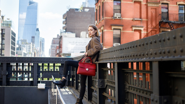 4 Things Your Chic Purse for Work Could Be Thinking