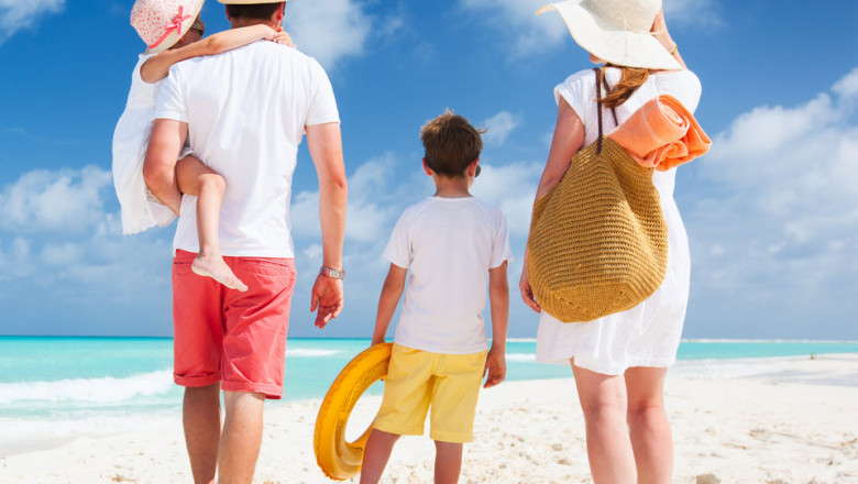 WHY A BOTTLE OF SUNSCREEN SHOULD BE IN YOUR HANDBAG ALL YEAR ROUND