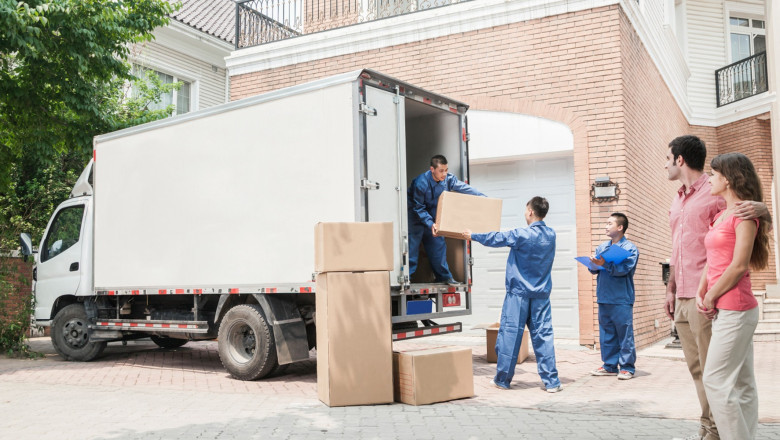 What are the responsibilities of M4 packers and movers?