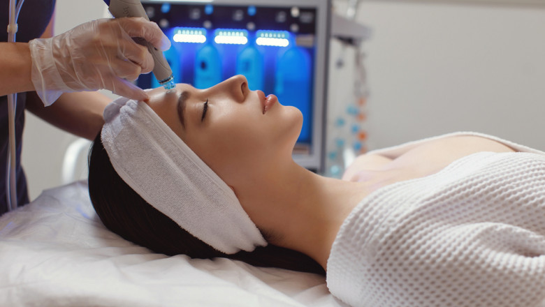 What Is A Hydrafacial? How It Works, Benefits &amp; Risks