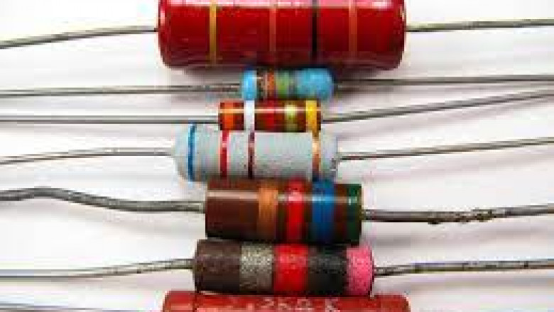 Differentiate between Capacitor and Resistor