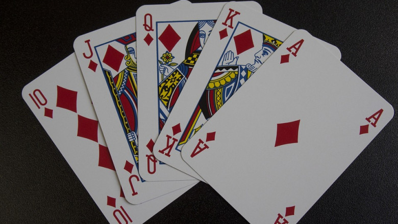 Offensive Vs Defensive – What Approach Should You Go For In Rummy?