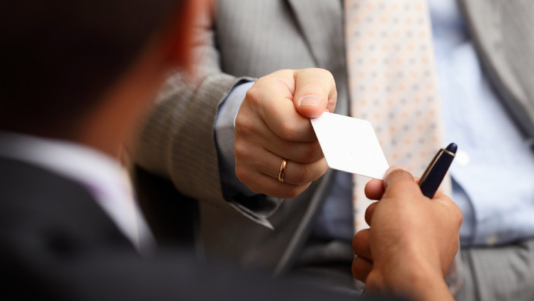 A Pro Guide to Make the Perfect Business Cards for Your Brand