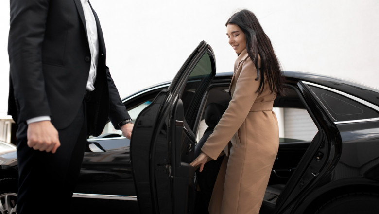Why should you go for chauffeured airport transfers?
