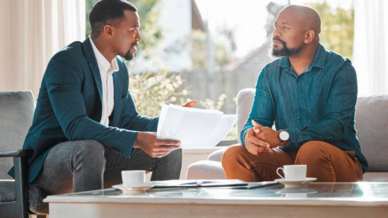What does a professional liability underwriter do?