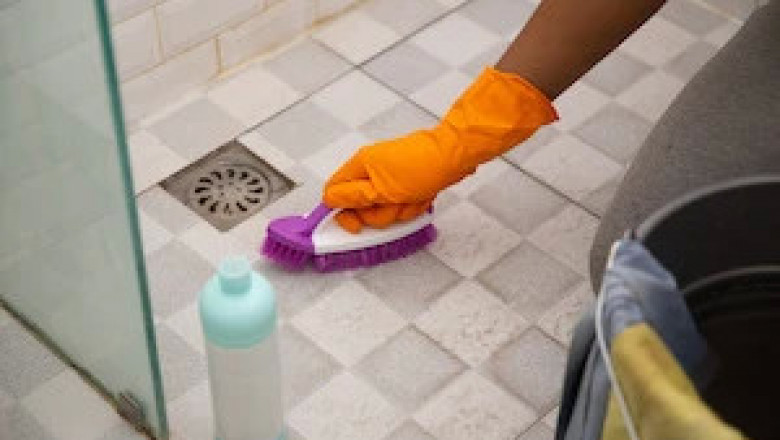 Office cleaning services offered by hometriangle