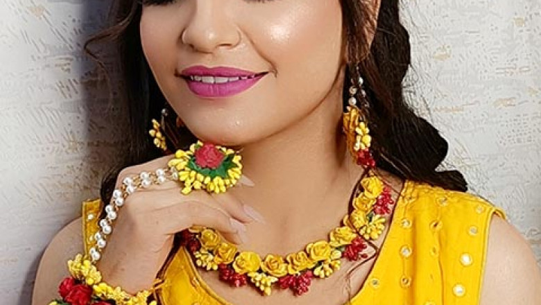 What are the factors that an engagement makeup artist should keep in mind