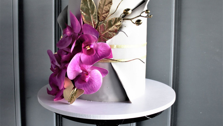 The ‘Purple Orchid Gray Cake’ will brighten your birthday celebrations in the United Arab Emirates (UAE)