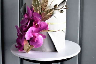 The ‘Purple Orchid Gray Cake’ will brighten your birthday celebrations in the United Arab Emirates (UAE)