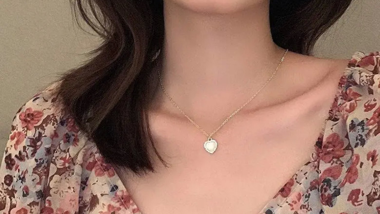 What are the characteristics of an unreliable online wholesale jewelry website?