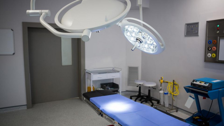 Surgeons and other medical workers use surgical lamps during surgery, commonly known as operating lights and overhead lights.