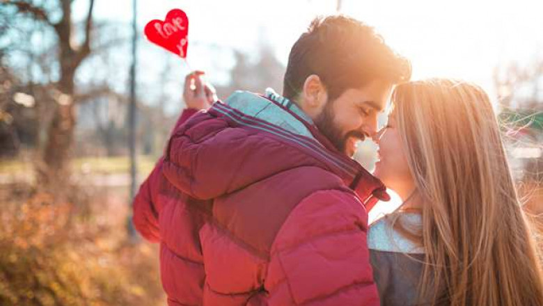 How to meet without using an online dating, advice from a love therapist