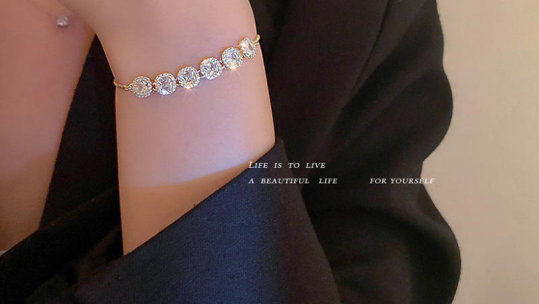 WHICH SHOULD YOU CHOOSE: GOLD OR SILVER?