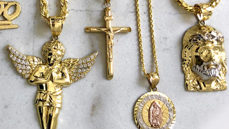 Standout Features: Heavy gold chain, initial charms, chain necklace You Should Know