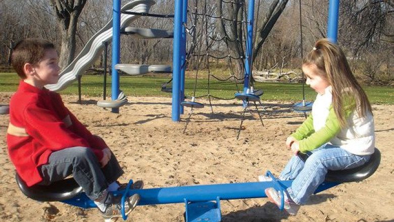 The material, technology and installation method of outdoor seesaw