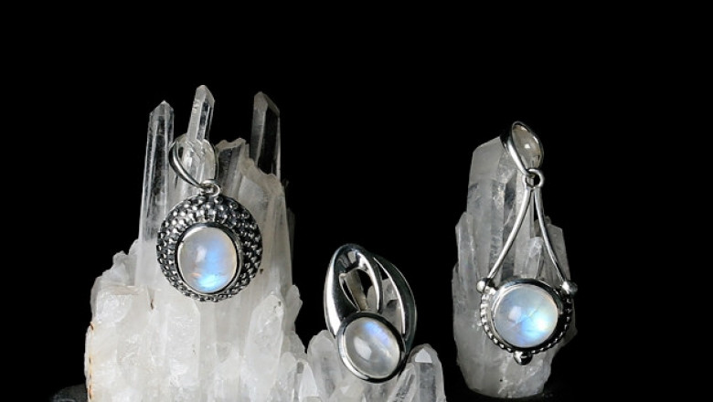All You Need to Know Before Buying a Perfect Moonstone at Rananjay Exports
