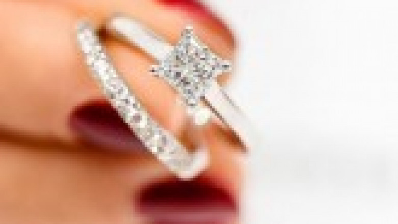 Finding the Best Engagement Rings for Small Fingers: A Comprehensive Guide