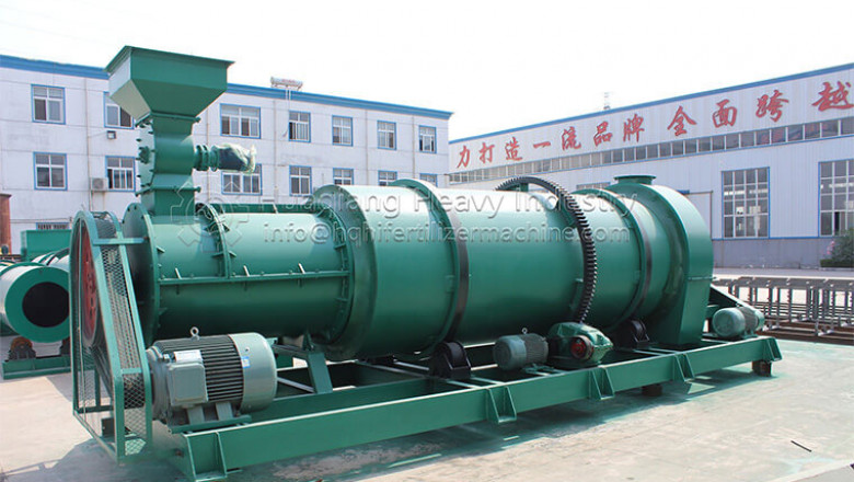 Chicken farmers use fertilizer production machines to make chicken manure into organic fertilizer