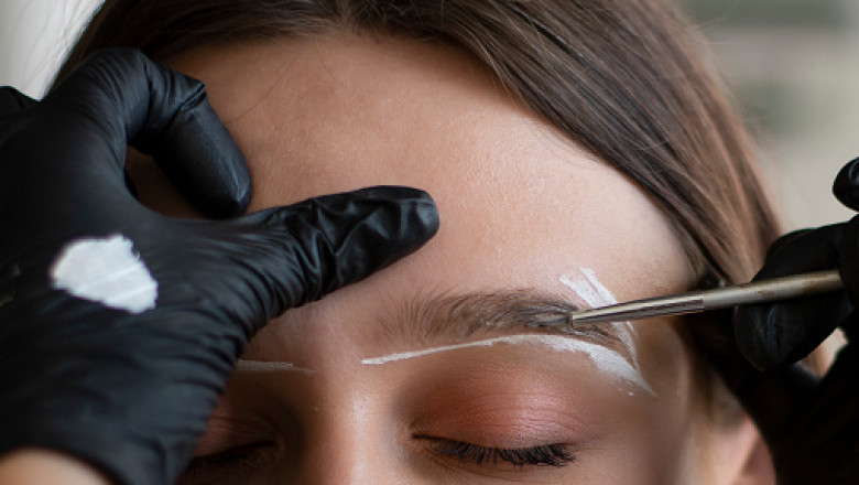 How long does eyebrow tinitng last