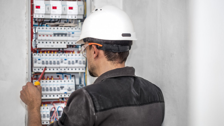 Things to Consider When You Hire an Electrician in Dubai