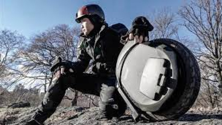 Electric unicycle goes off-road and over obstacles thanks to built-in suspension