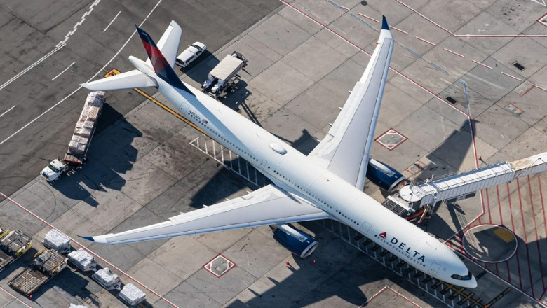 United Airlines Rivalry With Delta Overseas