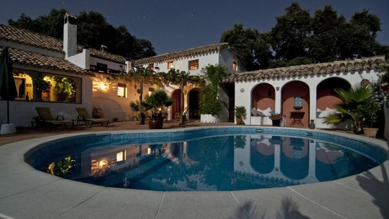 How Swimming Pool Contractors Can Help You Build Your Dream Pool