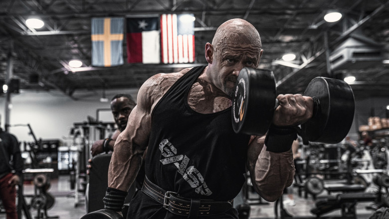 3 Lessons Bodybuilders Can Learn From Powerlifters