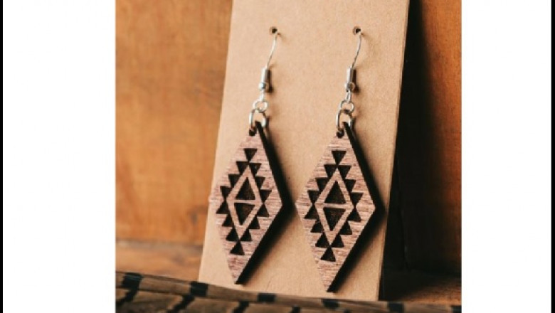 How to Choose a Pair of Handmade Earrings as a Gift