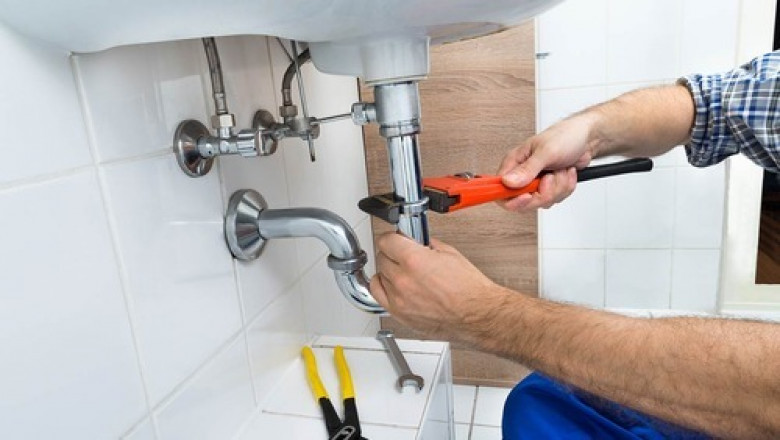 4 Crucial Things to Consider When Hiring a Plumber