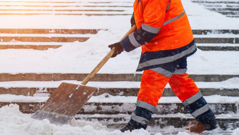 How to Choose the Best Commercial Snow Removal Service This Winter