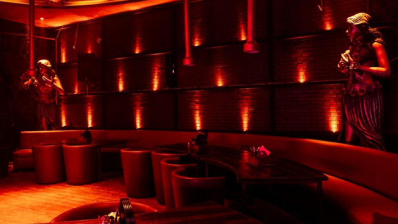Do Party with your buddies at the Top Bar of Shalimar Bagh!