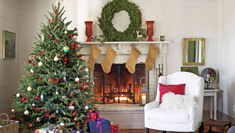 How to Decorate a Christmas Tree on a Budget
